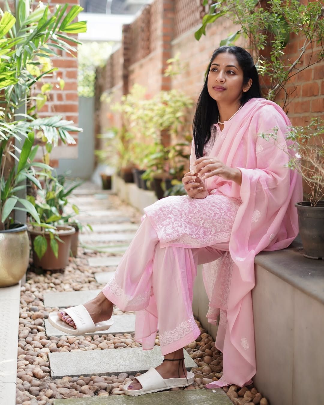 ഇതിനു പ്രധാന കാരണം ഭർത്താവ് സന്തോഷ് മേനോനെ നവ്യക്കൊപ്പം വല്ലപ്പോഴും മാത്രമേ കാണാറുള്ളുവെന്നതാണ്. ഈ ചർച്ചകൾക്കിടയിൽ വിവാ​ഹമെന്ന സങ്കൽപ്പത്തിൽ തനിക്കുണ്ടായിരുന്ന മുൻധാരണകളെക്കുറിച്ച്  നടി പറഞ്ഞ വാക്കുകളാണ് സോഷ്യൽ മീഡിയയിൽ ശ്രദ്ധേയമാകുന്നത്.