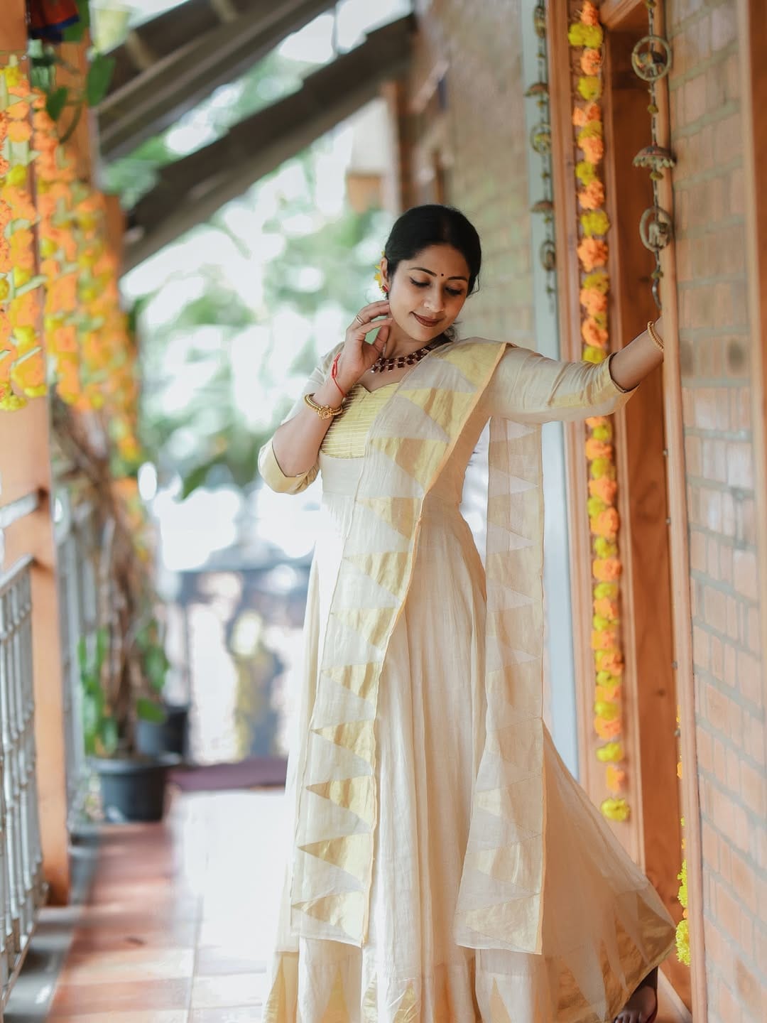 ശേഷം മാദം​ഗി എന്ന നൃത്ത വിദ്യാലയം ആരംഭിച്ചു. ഇതിനു പിന്നാലെ നാട്ടിലും വിദേശത്തുമായി നിരവധി സ്റ്റേജ് ഷോകളും ഒക്കെയായി സജീവമാണ്. ഇതിന്റെ വിശേഷങ്ങളും മറ്റും സോഷ്യൽ മീഡിയയിലൂടെ പങ്കുവയ്ക്കാറുമുണ്ട്. എന്നാൽ നാട്ടിലേക്ക് തിരികെ വന്നശേഷം ഭർത്താവിന്റെ വിശേഷങ്ങളൊന്നും താരം പങ്കുവച്ചിരുന്നില്ല.