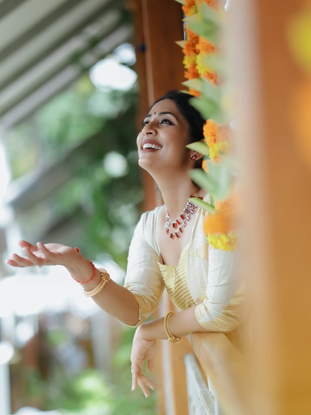 ഇതോടെ നവ്യയും സന്തോഷും വേർപിരിഞ്ഞുവെന്ന തരത്തിലുള്ള ആഭ്യൂഹം ആരാധകരിൽ ചർച്ചയായി.പലരും അത് കമന്റ് ബോക്സിലൂടെ ചോ​ദിക്കുകയും ചെയ്തിരുന്നു. എന്നാൽ ഇതിനൊന്നും താരം മറുപടി നൽകിയിരുന്നില്ല. ഇപ്പോഴിതാ കഴിഞ്ഞ ദിവസം എല്ലാവരുടേയും സംശയത്തിനുള്ള മറുപടിക്ക് ഉത്തരം ലഭിച്ചിരിക്കുകയാണ്.
