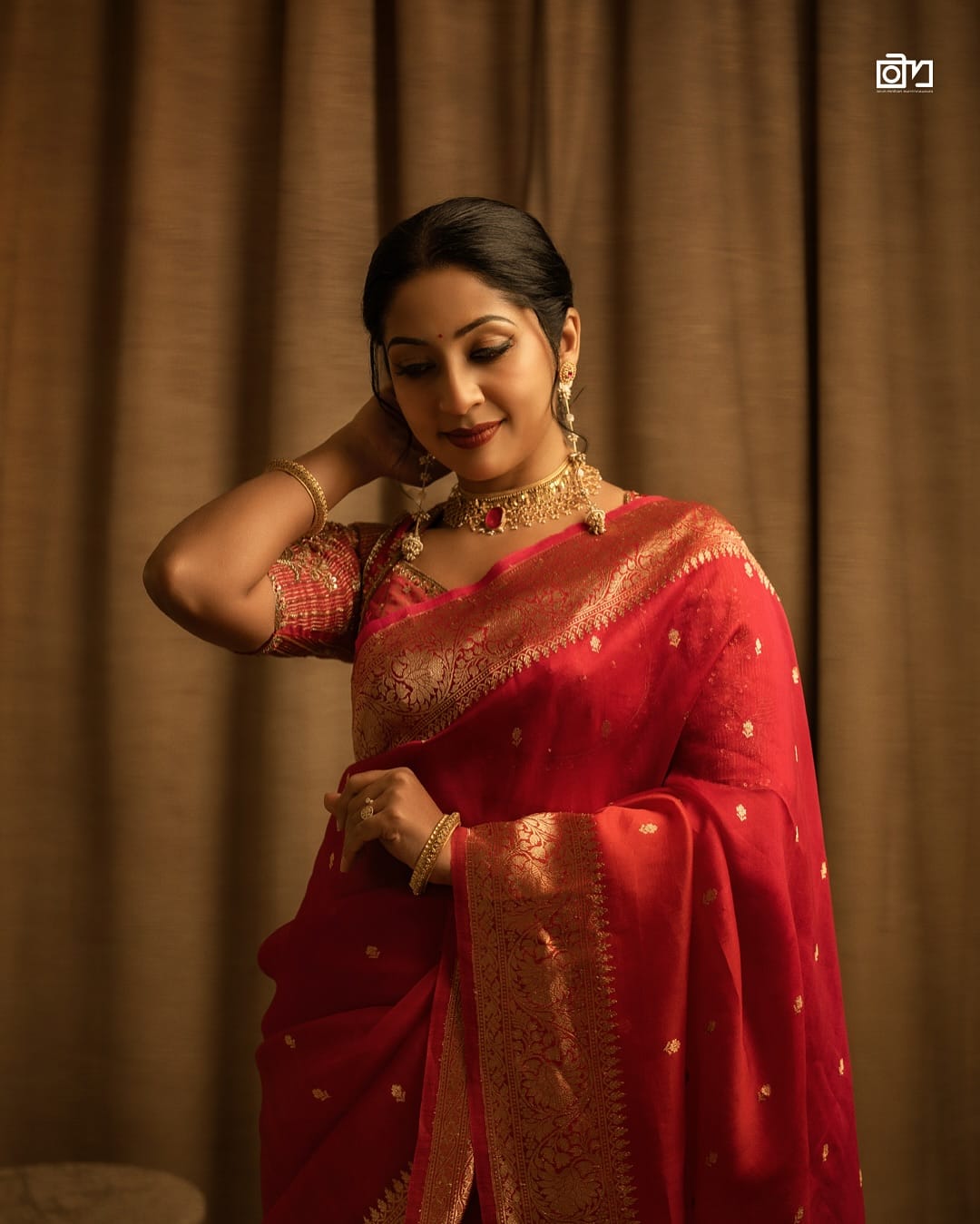  ഒന്നോ രണ്ടോ തവണ മാത്രം മകന്റെ പിറന്നാൾ ആഘോഷത്തിൽ പങ്കെടുക്കാൻ സന്തോഷ് എത്തിയിരുന്നു.നവ്യയുടെ യാത്രകളിലും അച്ഛനും അമ്മയും സഹോദരനും മകനും മാത്രമെ ഒപ്പമുണ്ടാകാറുള്ളു. വിശേഷ ദിവസങ്ങളിൽ പോലും സന്തോഷ് നവ്യയ്ക്കും മകനും ഒപ്പം സമയം ചിലവഴിക്കാറില്ല. 