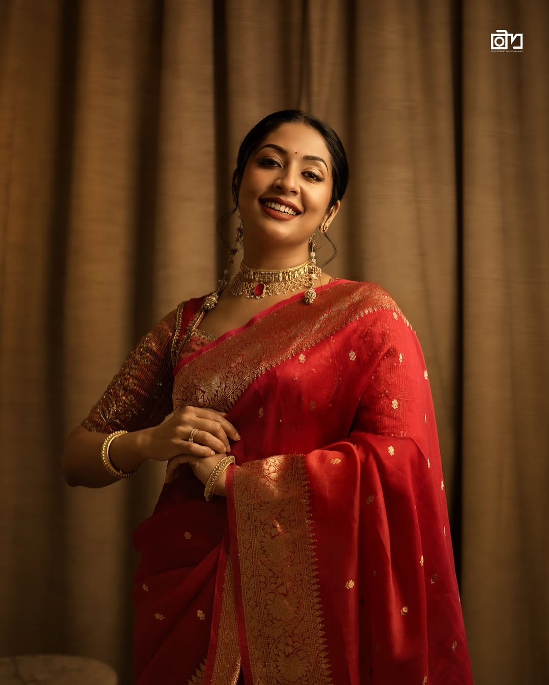  ഭരതനാട്യം അവതരിപ്പിച്ച ശേഷം സന്തോഷിന്റെ അമ്മക്ക് ഒപ്പം ചേർന്ന് നിൽക്കുന്ന നവ്യയുടെ വീഡിയോയും ഭർത്താവിന്റെ അമ്മയേയും പെങ്ങളേയും സ്നേഹത്തോടെ ചേർത്ത് നിർത്തി ചിത്രത്തിന് പോസ് ചെയ്യുന്ന നടിയുടെ ഫോട്ടോയുമാണ് താരത്തിന്റെ ഫാൻ പേജുകളിൽ പ്രചരിച്ചത്.ഇതോടെ ഇതിൽപ്പരം എന്ത് മറുപടിയാണ് നടി നൽകേണ്ടതെന്നായി ആരാധകരുടെ ചോദ്യം.