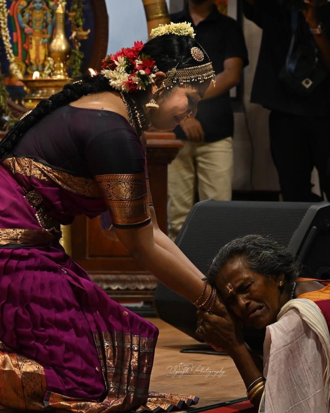 തന്നെ ഏറെ  സ്നേഹിച്ചിരുന്ന ആരാധിക വിട വാങ്ങിയതിന്റെ വാർത്തയാണ് താരം തന്റെ ഇൻസ്റ്റാ​ഗ്രാമിലൂടെ പങ്കുവച്ചത്. നർത്തകിയായ നവ്യയെ ഏറെ ആരാധിച്ചിരുന്ന രാധ എന്ന അമ്മൂമ്മയാണ് യാത്രയായത്. 