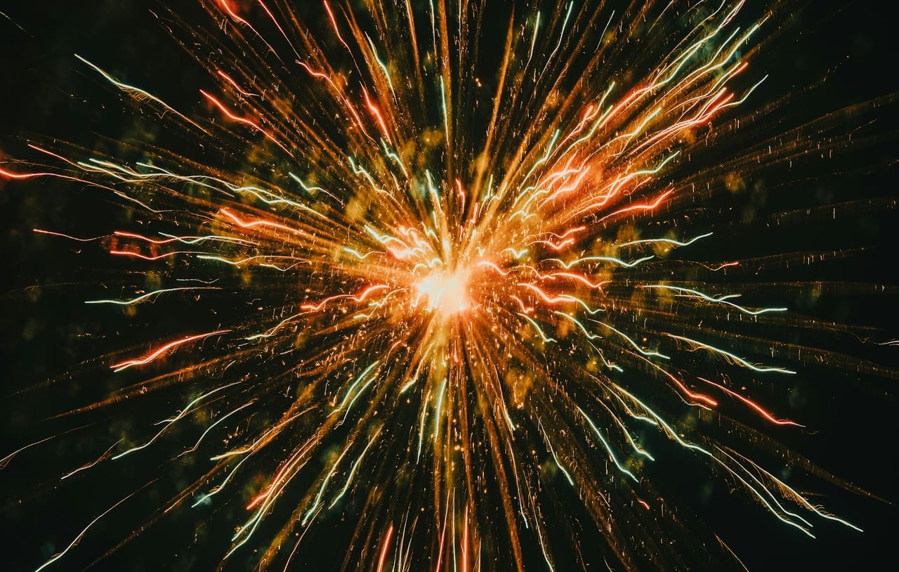 ചെറിയ കുഞ്ഞുങ്ങളിൽ ഇത്തരം ദോഷകരമായ വാതകങ്ങൾ ശ്വാസകോശത്തെ മാത്രമല്ല അവരുടെ കണ്ണുകളിൽ അസ്വസ്ഥത ഉണ്ടാക്കുന്നു. മുതിർന്നവരിൽ ഉണ്ടാകുന്നതിൻ്റെ നാലിരട്ടി ദോശഫലങ്ങളാണ് ഇത്തരം സാഹചര്യങ്ങളിൽ കുട്ടികളിൽ അനുഭവപ്പെടുന്നത്. അണുബാധകളെ ചെറുക്കാനുള്ള പൂർണ്ണ ശേഷി അവർക്കില്ല. ഇത്തരം വിഷവസ്തുക്കൾ ശ്വാസനാളത്തിൽ പറ്റിപ്പിടിച്ച് പിന്നീട് അണുബാധയുണ്ടാകുന്നു. (Image Credits: Unsplash)