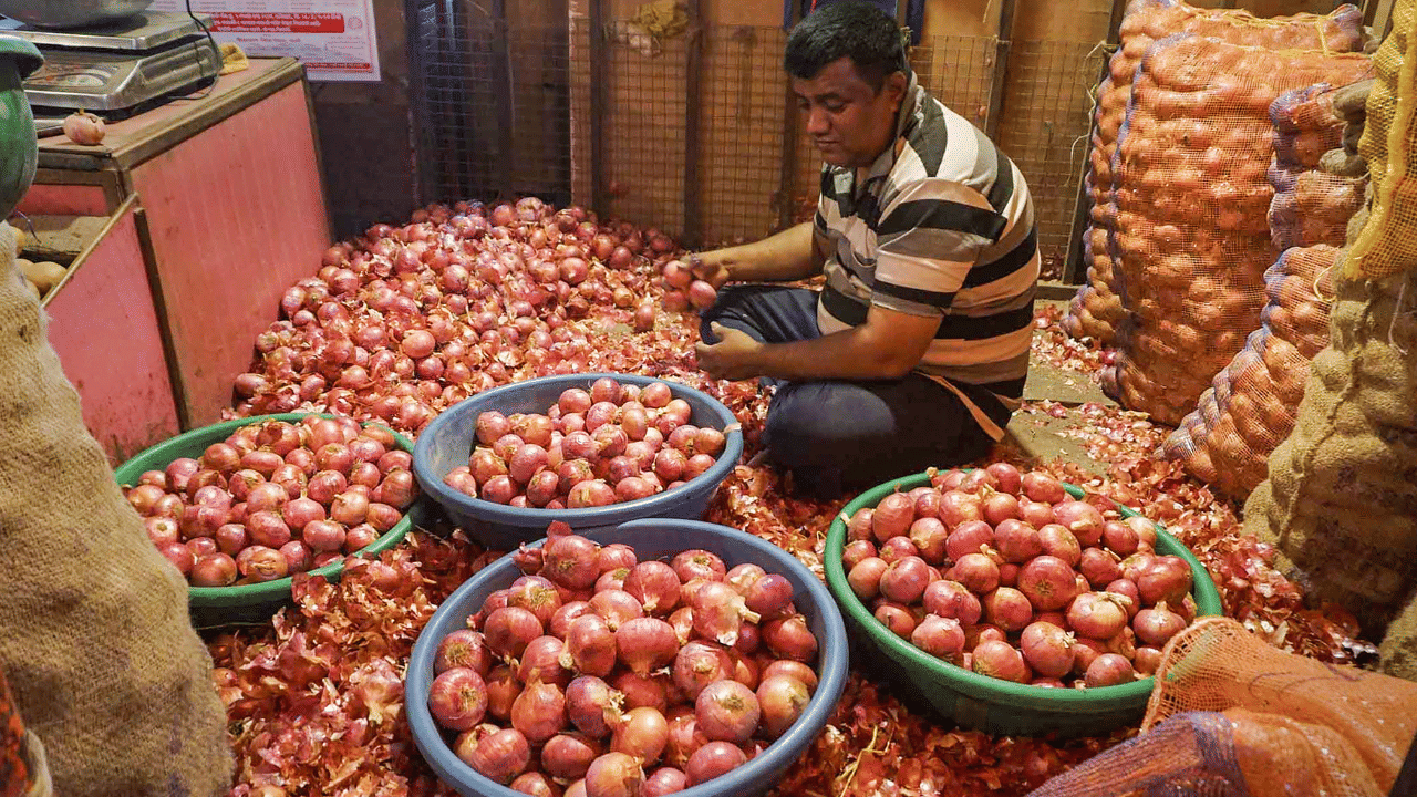 നാസിക്കില്‍ മാത്രം അഞ്ചുലക്ഷത്തിലധികം ഏക്കര്‍ ഉള്ളി നശിച്ചു. രണ്ടുലക്ഷത്തിധികം കര്‍ഷകരെയാണ് ഈ നഷ്ടം പ്രതിസന്ധിയിലാക്കിയിരിക്കുന്നത്. ഉള്ളി വൻതോതിൽ നശിച്ചതോടെ വരും മാസങ്ങളിൽ രൂക്ഷമായ ഉള്ളിക്ഷാമം ഉണ്ടാക്കുമെന്നാണ് വിവരം.  (Image Credit: PTI)
