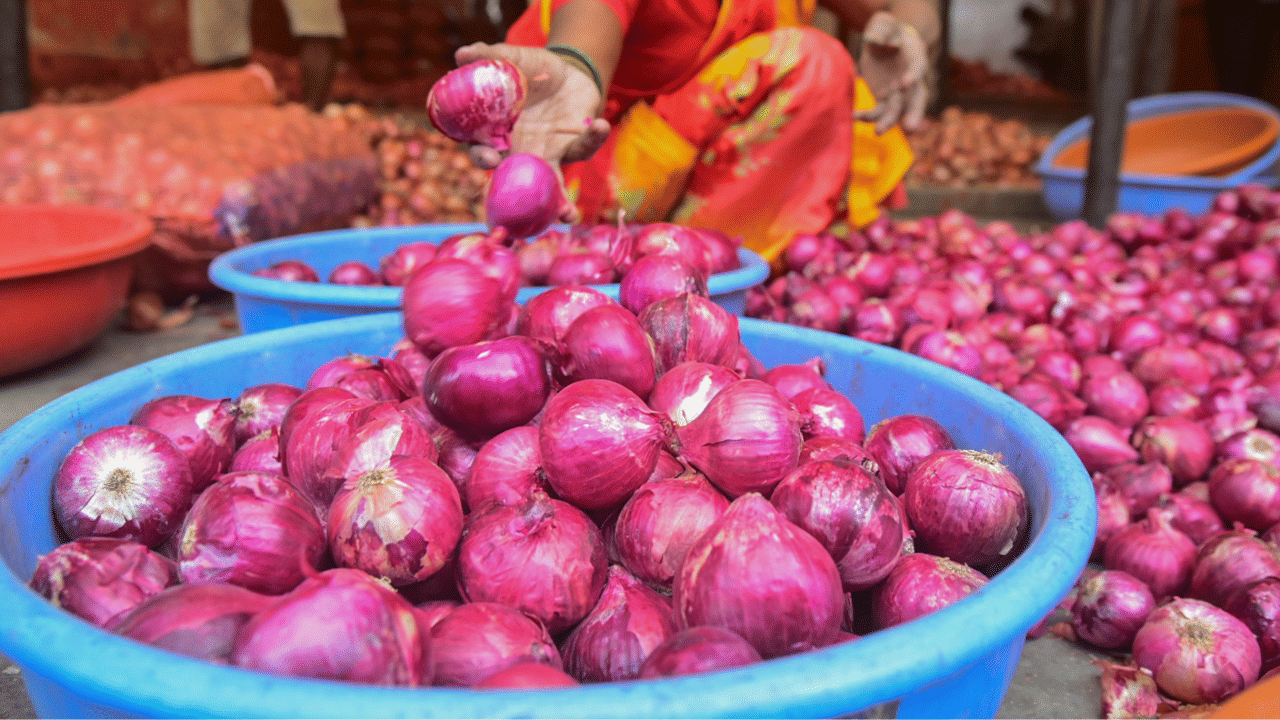 Onion Price Hike: വെളിച്ചെണ്ണയെ കടത്തിവെട്ടാൻ ഉള്ളി; വരുന്നത് വമ്പൻ വിലക്കയറ്റം, ദീപാവലി പണി തരും!