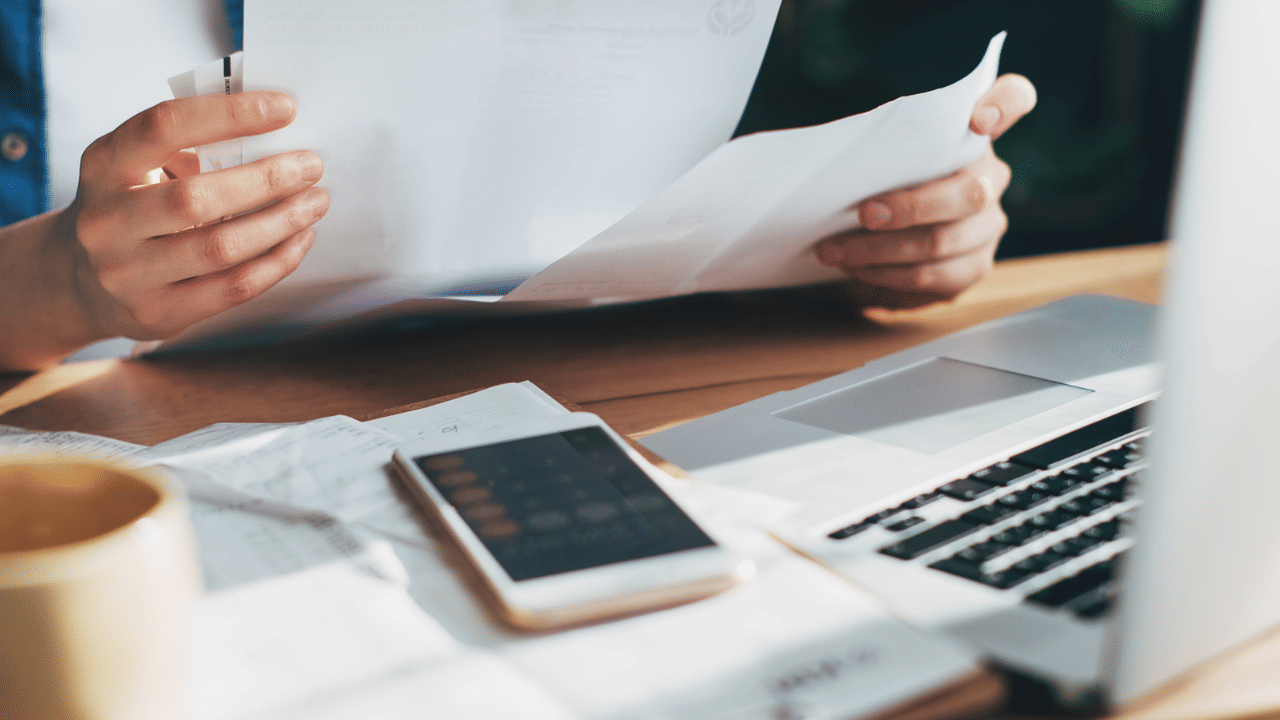 ഇത് കൂടാതെ സേവനങ്ങൾ മൊബൈൽ ആപ്പും ലഭ്യമാണ്. ഓൺ ലൈൻ സേവനങ്ങൾക്കായി E-revenue എന്ന ആപ്പ് ഡൗൺലോഡ് ചെയ്യാം. രജിസ്റ്റർ ചെയ്തവർക്ക് നികുതി അടയ്ക്കാനുള്ള അറിയിപ്പ്   സന്ദേശമായി ലഭിക്കുന്നതാണ്. (Image Credit: Getty Images)