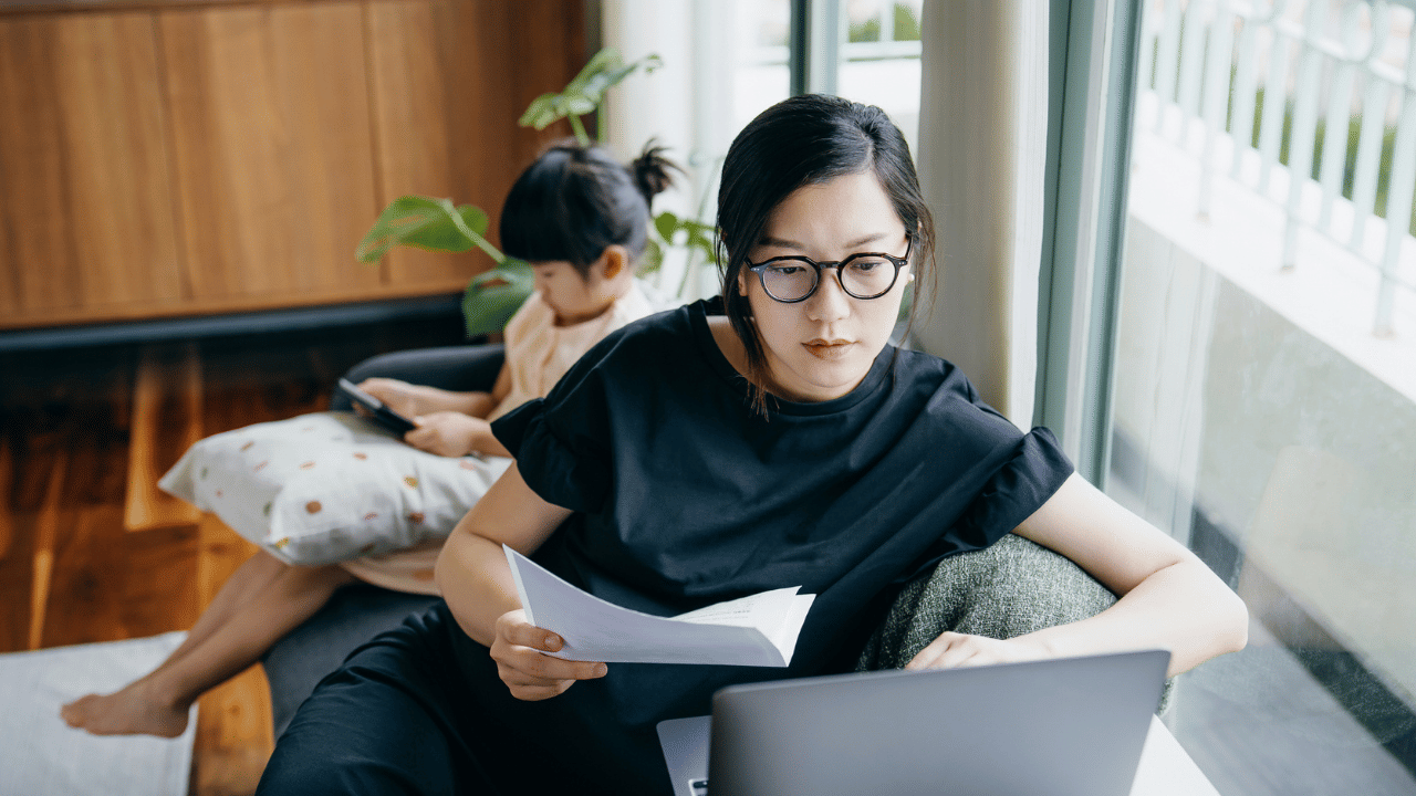 കരം അടയ്ക്കുന്നതിന്, റവന്യൂ വകുപ്പ് വെബ്സൈറ്റ് സന്ദർശിക്കുക. ശേഷം Pay Your Tax ക്ലിക്കുചെയ്യുക. 
ഒരു അക്കൗണ്ട് സൃഷ്ടിച്ച് സൈൻ അപ്പ് ചെയ്യാം.
തുടർന്ന് ഉപയോക്തൃനാമവും പാസ്‌വേഡും ഉപയോഗിച്ച് വെബ്‌സൈറ്റിലേക്ക് പ്രവേശിക്കുക. (Image Credit: Getty Images)