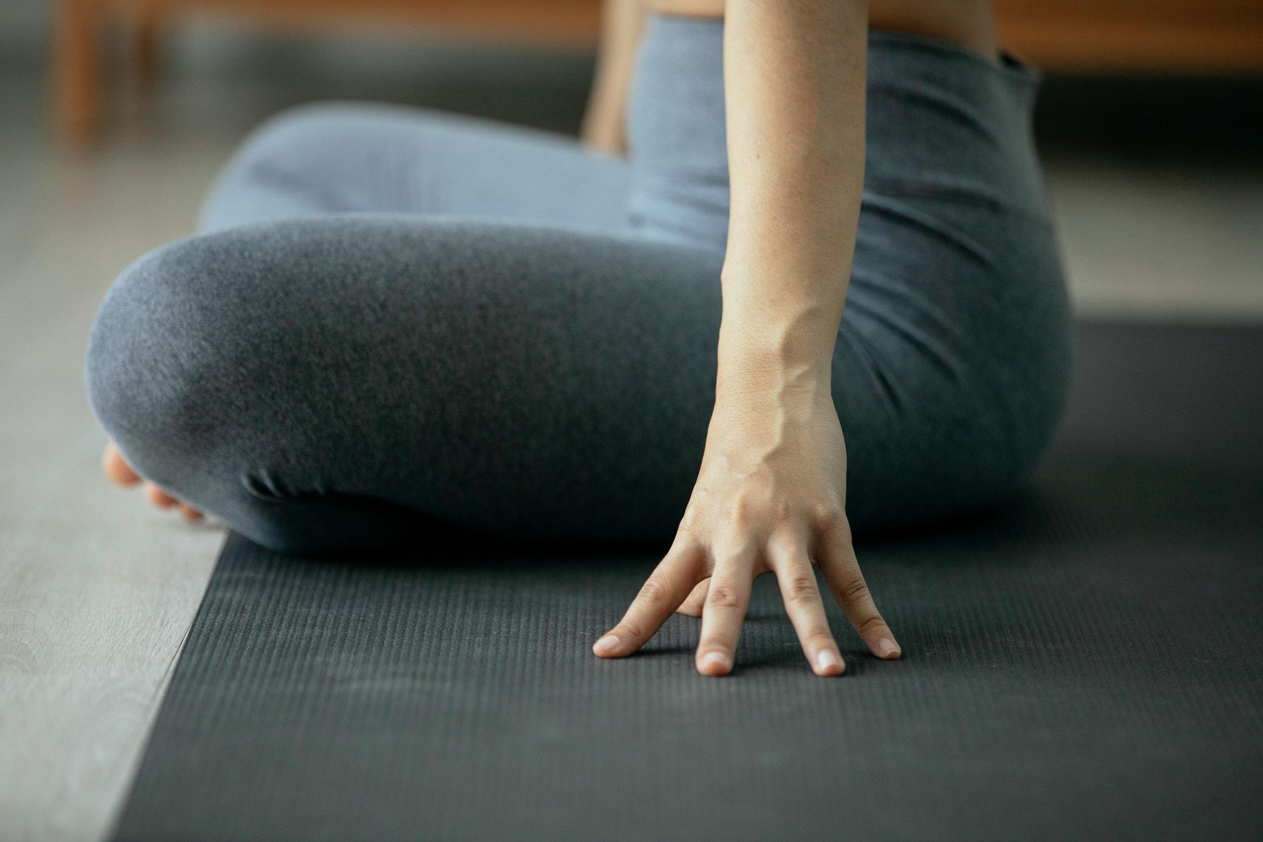 പ്രായം, ഉയർന്ന രക്തസമ്മർദ്ദം, പ്രമേഹം, പൊണ്ണത്തടി എന്നിങ്ങനെ നിരവധി ഘടകങ്ങൾ രക്തചംക്രമണം മോശമാകുന്നതിന് കാരണമാകുന്നവയാണ്. ജീവിതശൈലിയിലെ മാറ്റങ്ങൾ ഇതിലൊരു മാറ്റമുണ്ടാക്കുമെന്നതും സത്യമാണ്. പതിവായി വ്യായാമം ചെയ്യുക, ജലാംശം നിലനിർത്തുക, ഹൃദയാരോഗ്യകരമായ ഭക്ഷണം കഴിക്കുക, കാലുകൾ ഉയർത്തുയുള്ള വ്യായാമം എന്നിവയെല്ലാം രക്തചംക്രമണം വർദ്ധിപ്പിക്കുന്നതിനും മൊത്തത്തിലുള്ള ആരോഗ്യം നിലനിർത്തുന്നതിനുമുള്ള മാർഗങ്ങളാണ്.(Image Credits: Getty Images)
