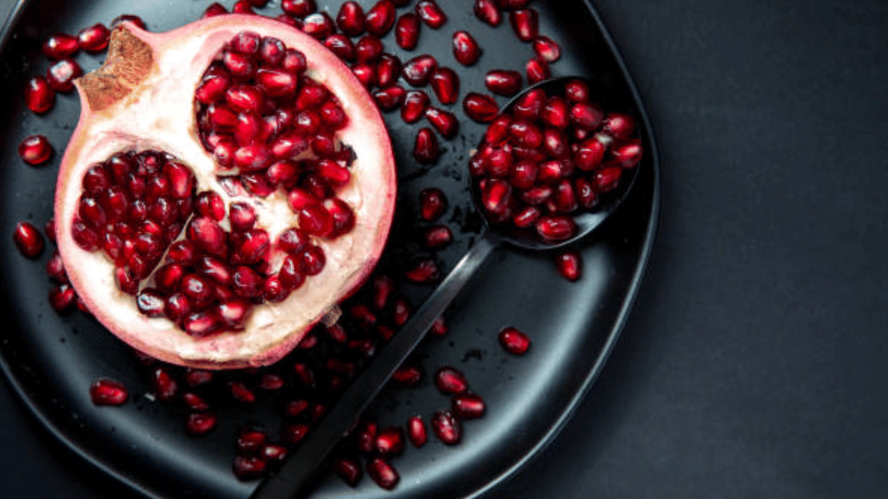 അതിന്റെ വശങ്ങൾ തള്ളിയ നിലയിലും തോട് പരുക്കനുമായിരിക്കും. തോടിൽ നിറവ്യത്യാസം കാണും. എന്നാൽ പഴുക്കാത്ത മാതളം നല്ല വൃത്താകൃതിയിലും തോട് മിനുസമുള്ളതും ആയിരിക്കും. (Image Credit: Getty Images)