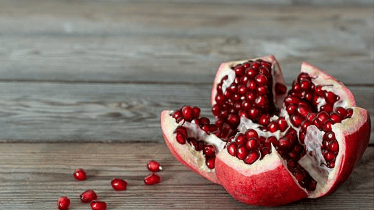 നല്ല പഴുത്ത മാതളത്തിന് ഷഡ്ഭുജാകൃതി (ഹെക്സഗൺ) ആയിരിക്കും. അത് നോക്കി വാങ്ങാം. പഴുത്ത മാതളത്തിൽ തട്ടിനോക്കുമ്പോൾ കനത്ത, പൊള്ളയായ ശബ്ദം പുറപ്പെടുവിക്കും. (Image Credit: Getty Images)