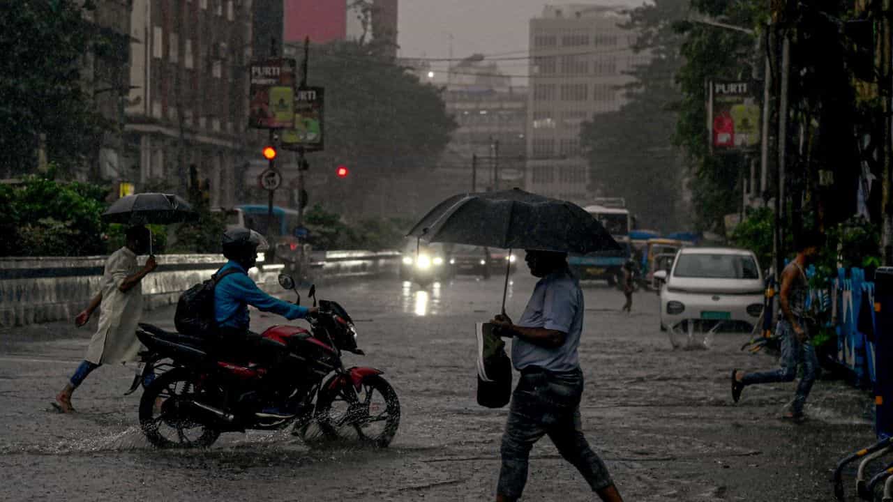 Kerala Rain Alert: തോരാതെ പേമാരി! മൂന്ന് ജില്ലകളിൽ ഓറഞ്ച് അലർട്ട്; തുലാവർഷം കനക്കുന്നു