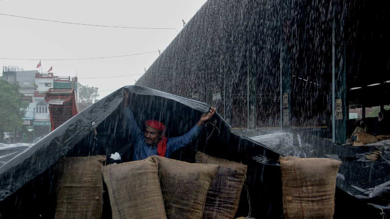 Kerala Rain Alert: ദീപാവലി വെള്ളത്തിലാകുമോ? ഇന്നും ഓറഞ്ച് അലർട്ട്; കാലാവസ്ഥ മുന്നറിയിപ്പ് ഇപ്രകാരം
