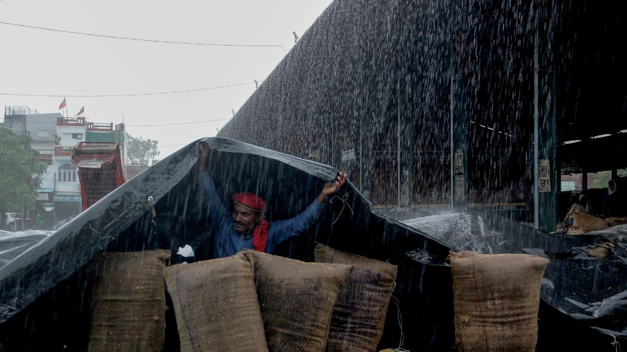 Kerala Rain Alert: ദീപാവലി വെള്ളത്തിലാകുമോ? ഇന്നും ഓറഞ്ച് അലർട്ട്; കാലാവസ്ഥ മുന്നറിയിപ്പ് ഇപ്രകാരം