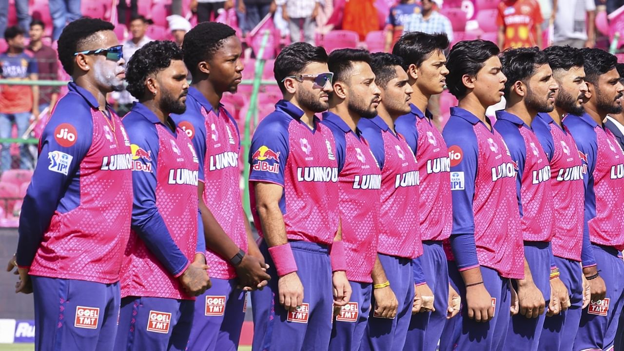 സഞ്ജു സാംസണ്‍ രാജസ്ഥാന്‍ റോയല്‍സ് വിടുമെന്ന് ഏറെക്കുറെ സ്ഥിരീകരിച്ചതായാണ് പുറത്തുവരുന്ന മാധ്യമ റിപ്പോര്‍ട്ടുകള്‍ സൂചിപ്പിക്കുന്നത്. എന്നാല്‍ സഞ്ജുവോ, റോയല്‍സോ ഇക്കാര്യത്തെക്കുറിച്ച് ഒന്നും പ്രതികരിച്ചിട്ടില്ല. ഫ്രാഞ്ചെസി വിടാനുള്ള തീരുമാനം സഞ്ജു മാനേജ്‌മെന്റിനെ അറിയിച്ചെന്നാണ് റിപ്പോര്‍ട്ട് (Image Credits: PTI)