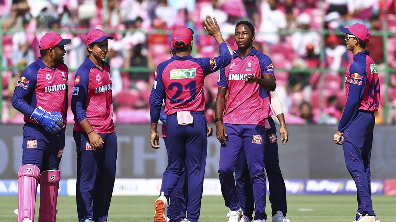 ഏറെ നാളായി ഇതുസംബന്ധിച്ച് ഊഹാപോഹങ്ങള്‍ പ്രചരിക്കുന്നുണ്ട്. അടുത്ത സീസണില്‍ മറ്റേതെങ്കിലും ഫ്രാഞ്ചെസിയില്‍ എത്തുകയാണ് സഞ്ജുവിന്റെ ലക്ഷ്യം. അങ്ങനെയെങ്കില്‍ റോയല്‍സിന് പുതിയ ക്യാപ്റ്റനെ കണ്ടെത്തേണ്ടി വരും  (Image Credits: PTI)