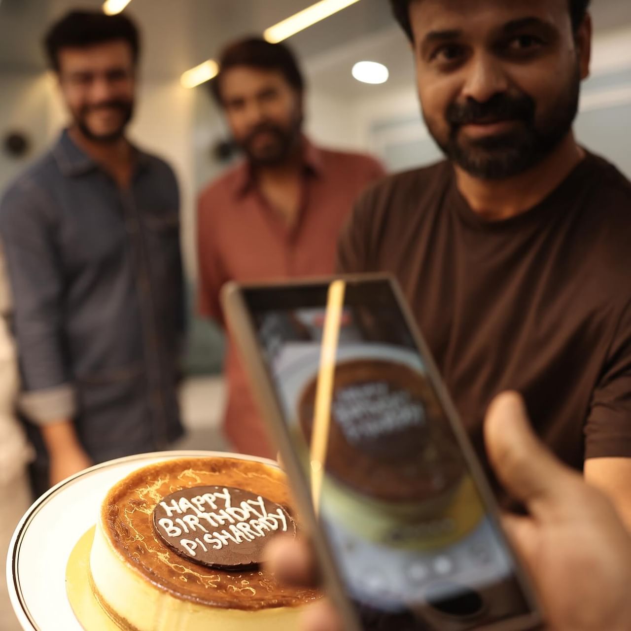 പിഷാരടി തന്നെയാണ് ചിത്രങ്ങൾ സോഷ്യൽ മീഡിയയിൽ‌ പങ്കുവച്ചത്.ചിത്രത്തിൽ പിഷാരടി കേക്ക്  മുറിക്കുമ്പോൾ മമ്മൂട്ടി ആശംസകൾ നേരുന്നതും പിറന്നാളുകാരന്  കേക്ക് വായിൽ വച്ചു കൊടുക്കുന്നതും ചിത്രത്തിൽ കാണാം.