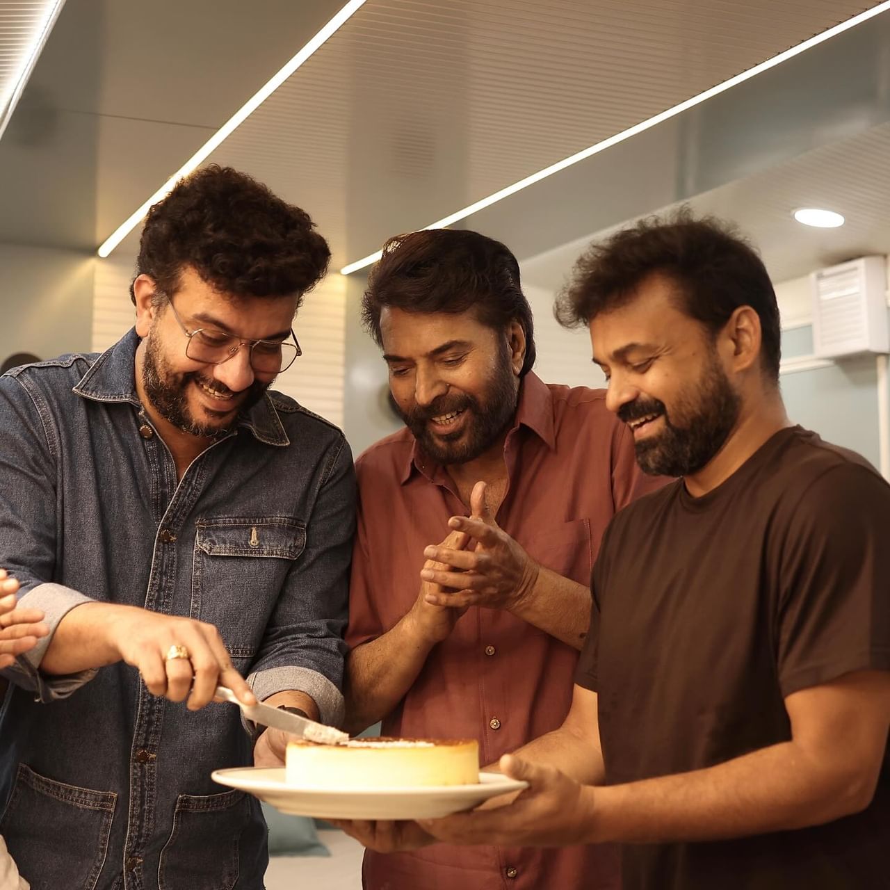 കഴിഞ്ഞ ദിവസമായിരുന്നു നടനും സംവിധായകനുമായ രമേഷ് പിഷാരടിയുടെ ജന്മദിനം. താരങ്ങളടക്കം നിരവധി പേർ അദ്ദേഹത്തിന് ആശംസകൾ അറിയിച്ച് രം​ഗത്ത് എത്തിയിരുന്നു. ഇപ്പോഴിതാ പിഷാരടിയുടെ പിറന്നാൾ ആഘോഷമാക്കിയ മമ്മൂട്ടിയുടെയും കുഞ്ചാക്കോ ബോബന്റെയും ചിത്രങ്ങളാണ് സോഷ്യൽ മീഡിയയിൽ വൈറലാകുന്നത്. (Image Credits: Instagram)