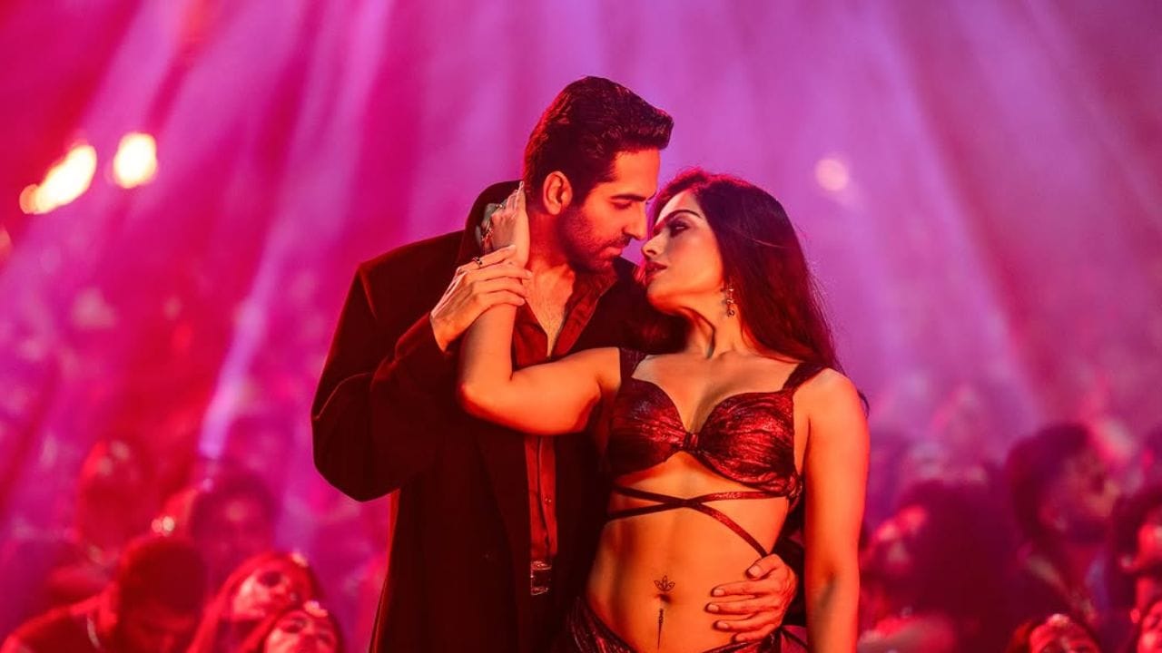 ആയുഷ്മാൻ ഖുറാന രശ്മിക മന്ദാന ചിത്രം ആയ തമ വെട്ടി ഒതുക്കാൻ കത്രികയുമായി സെൻസർ ബോർഡ്. അഞ്ചു മാറ്റങ്ങളാണ് സിനിമയ്ക്ക് പ്രധാനമായും നിർദ്ദേശിച്ചിരിക്കുന്നത്. പ്രധാനമായും രശ്മികയുടെ ലിപ് ലോക്ക് സീനിലാണ് വെട്ടു വന്നിരിക്കുന്നത്. രശ്മികയുടെ ലിപ് ലോക്ക് സീൻ 30% വെട്ടി കുറയ്ക്കണം എന്നാണ് സെൻസർ ബോർഡിന്റെ നിർദ്ദേശം. കൂടാതെ രക്തം കുടിക്കുമ്പോൾ ഉള്ള ശബ്ദവും പരമാവധി കുറയ്ക്കണം എന്നും നിർദ്ദേശിച്ചിട്ടുണ്ട്. (Photo: Rashmika mandana/Instagram)