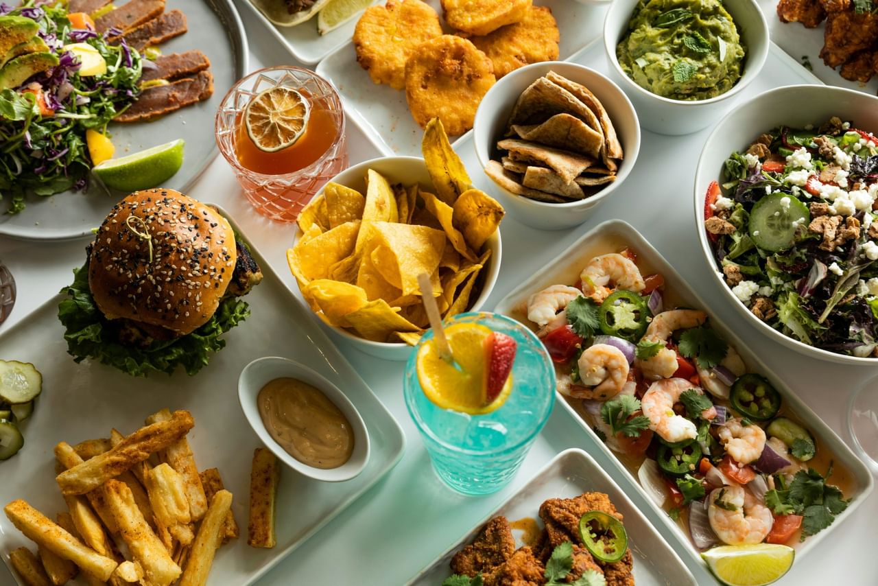 പതിവ് പരിശോധകളിലൂടെയും ജീവിതശൈലിയിലെ മാറ്റങ്ങളിലൂടെയും ഇവ പരിഹരിക്കാമെങ്കിലും, ഭക്ഷണശീലം വളരെ പ്രധാനമാണ്. നമ്മുടെ കണ്ണുകൾ മികച്ച രീതിയിൽ പ്രവർത്തിക്കുന്നതിന് ആവശ്യമായ പോഷകങ്ങൾ നമ്മൾ കഴിക്കുന്ന ഭക്ഷണത്തിലൂടെയാണ് ലഭിക്കുന്നത്. വിറ്റാമിനുകളും ആന്റിഓക്‌സിഡന്റുകളും മുതൽ റെറ്റിനയുടെ ആരോഗ്യത്തെ പിന്തുണയ്ക്കുന്ന ഫാറ്റി ആസിഡുകൾ വരെ ഭക്ഷണത്തിൽ അടങ്ങിയിട്ടുണ്ട്. Photos Credit: Unsplash