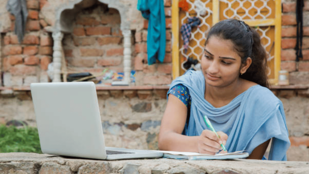 സുകന്യ സമൃദ്ധി യോജന: പെൺകുട്ടികളുടെ വിദ്യാഭ്യാസം, വിവാഹം എന്നിവയ്ക്കായി മാതാപിതാക്കൾക്ക് സാമ്പത്തിക സുരക്ഷ ഉറപ്പാക്കാൻ ലക്ഷ്യമിടുന്ന ഒരു ദീർഘകാല നിക്ഷേപ പദ്ധതി. 10 വയസ്സിൽ താഴെയുള്ള പെൺകുട്ടികൾക്കായി പോസ്റ്റ് ഓഫീസുകളിലോ അംഗീകൃത ബാങ്കുകളിലോ അക്കൗണ്ട് തുറക്കാം. 250 മുതൽ നിക്ഷേപം തുടങ്ങാം. (Image Credit: Getty Images)