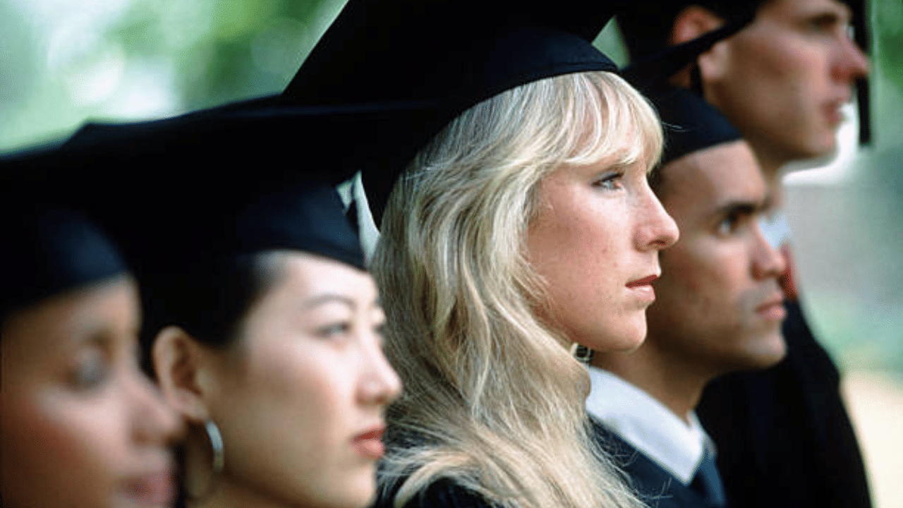 സെക്കൻഡറി വിദ്യാഭ്യാസത്തിനായി പെൺകുട്ടികൾക്ക് പ്രോത്സാഹനം നൽകുന്നതിനുള്ള ദേശീയ പദ്ധതി, 14-നും 18-നും ഇടയിൽ പ്രായമുള്ള പട്ടികജാതി/പട്ടികവർഗ്ഗ പെൺകുട്ടികൾക്കാണ് ആനുകൂല്യം. 3,000 രൂപ പെൺകുട്ടിയുടെ പേരിൽ സ്ഥിര നിക്ഷേപമായി (FD) നിക്ഷേപിക്കുന്നു. ഈ തുക 18 വയസ്സ് പൂർത്തിയാകുമ്പോൾ പിൻവലിക്കാം. (Image Credit: Getty Images)