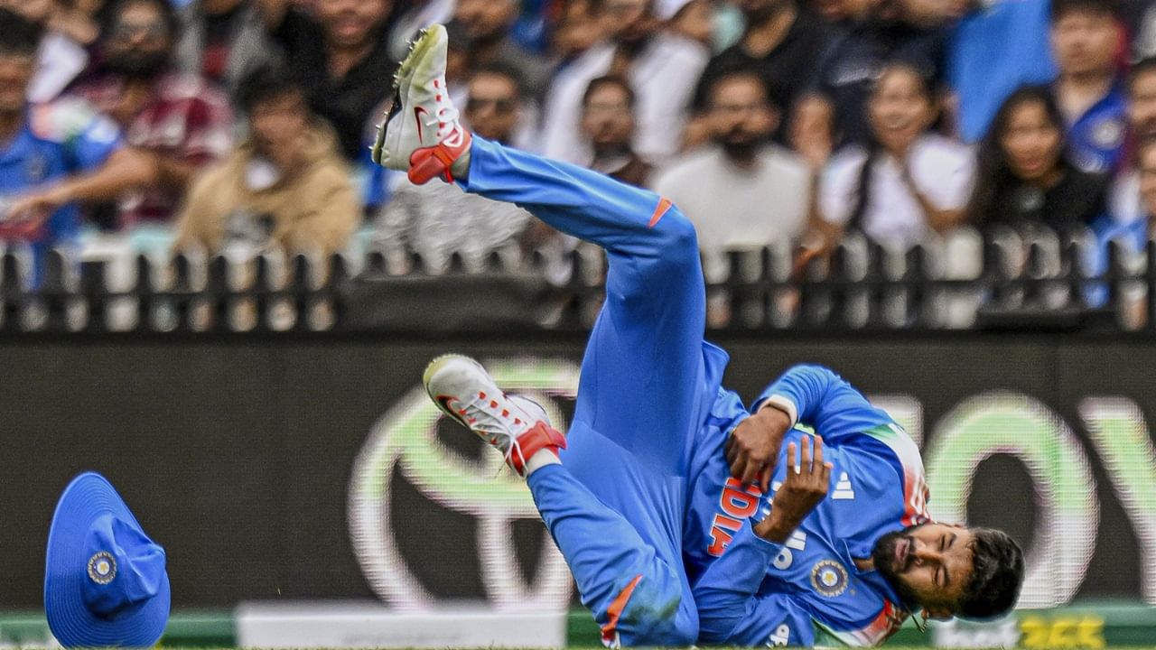 ഉടന്‍ തന്നെ താരത്തെ ആശുപത്രിയിലെത്തിച്ചു. തുടര്‍ന്ന് നടത്തിയ പരിശോധനയിലാണ് ആന്തരിക രക്തസ്രാവമടക്കം കണ്ടെത്തിയത്. പിന്നാലെ ഐസിയുവില്‍ നിരീക്ഷണത്തിലായിരുന്നു (Image Credits: PTI)