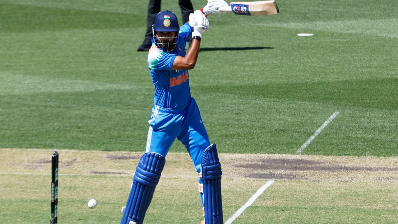 ഇന്ത്യന്‍ ടീം ഡോക്ടര്‍ ശ്രേയസിനൊപ്പം സിഡ്‌നിയിലുണ്ട്. താരം കുറച്ച് ദിവസം കൂടി സിഡ്‌നിയിലെ ആശുപത്രിയില്‍ തുടരും. ശ്രേയസിന്റെ മാതാപിതാക്കള്‍ ഓസ്‌ട്രേലിയയിലേക്ക് പോകുന്നതിനായി വിസയ്ക്ക് അപേക്ഷിച്ചെന്നാണ് റിപ്പോര്‍ട്ട് (Image Credits: PTI)