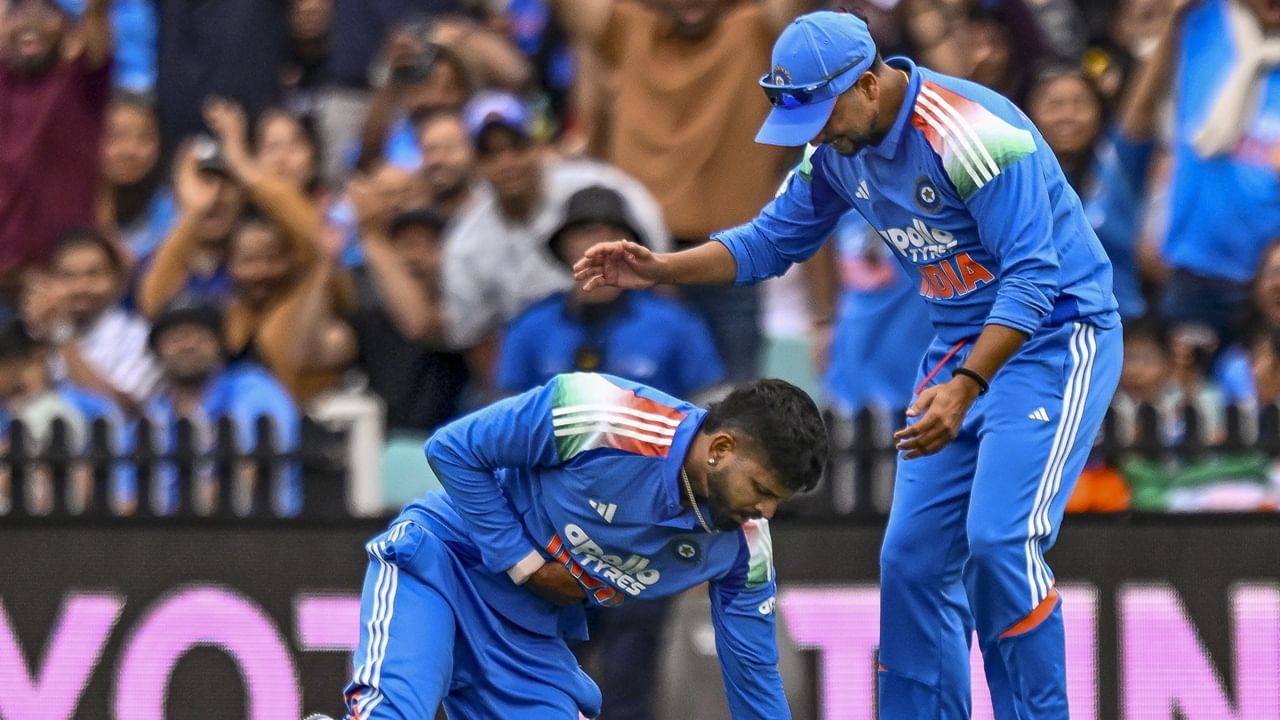 ശ്രേയസ് അയ്യര്‍ക്കേറ്റ പരിക്കിനെ കുറച്ച് കൂടുതല്‍ വിവരങ്ങള്‍ പുറത്ത്. താരം ഡ്രസിങ് റൂമില്‍ കുഴഞ്ഞുവീണെന്നാണ് റിപ്പോര്‍ട്ട്. പിന്നാലെ ആരോഗ്യനില മോശമായി (Image Credits: PTI)