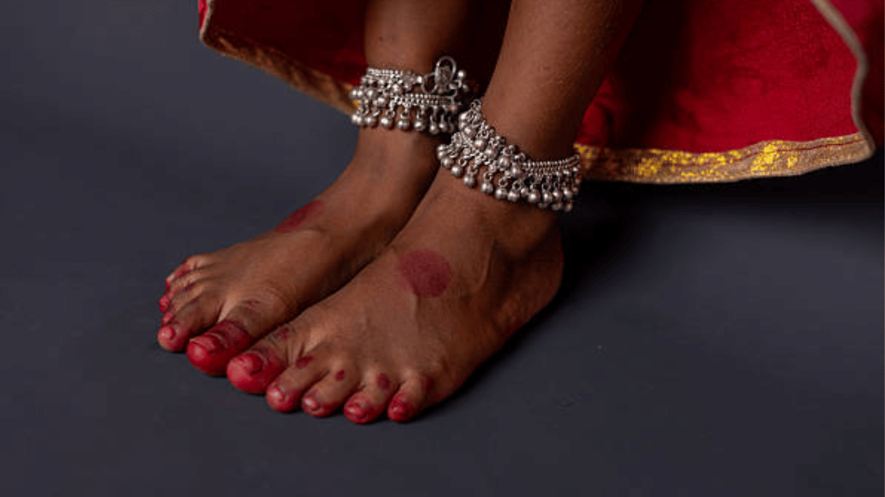 ഭാരം കുറഞ്ഞ കൊലുസുകൾക്ക് 3,500 - 5,000 രൂപയ്ക്ക് ലഭിക്കും. എന്നാൽ, ഭാരം കൂടിയവയ്ക്ക് 6,000 രൂപയ്ക്ക് മുകളിലായിരിക്കും വില. വെള്ളി വിലയിലെ വർദ്ധനവ് നിക്ഷേപകർക്കും വ്യാപാരികൾക്കും ആശ്വാസമാകുന്നു. (Image Credit: Getty Image)