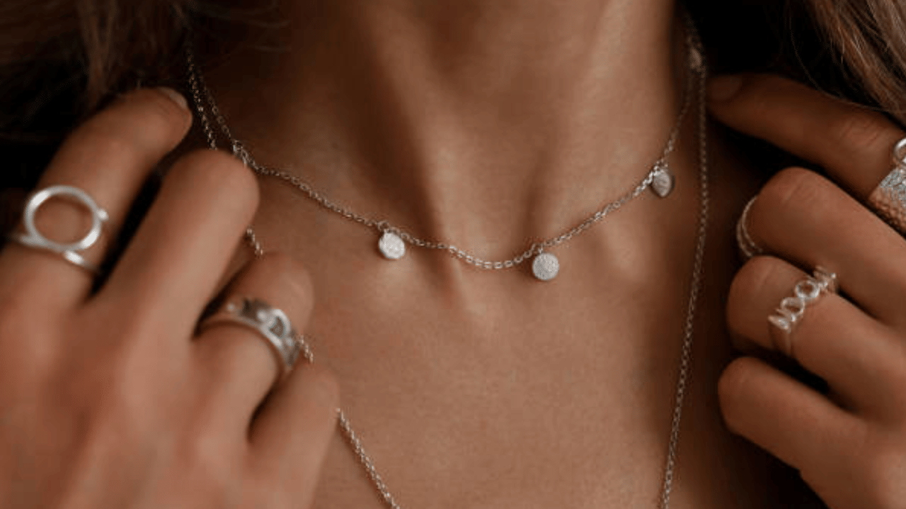 കേരളത്തിൽ ഇന്ന് വെള്ളി വില ഗ്രാമിന് 190 രൂപയും കിലോഗ്രാമിന് 1,90,000 രൂപയുമാണ്. വിവിധ നഗരങ്ങളിലെ വിപണിവില അനുസരിച്ച് ഇതിൽ ചെറിയ വ്യത്യാസങ്ങൾ ഉണ്ടാകും. അന്താരാഷ്ട്ര വിപണിക്കനുസരിച്ചാണ് കേരളത്തിലെ വെള്ളി വില നിശ്ചയിക്കപ്പെടുന്നത്. (Image Credit: Getty Image)