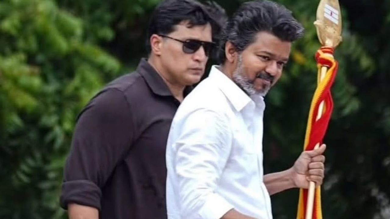 എന്നാൽ ഈ ദൈവത്തിന്റെ അംഗരക്ഷകൻ ഒരു മലയാളിയാണെന്ന സത്യം പലർക്കും അറിയില്ല. എന്നാൽ ഈ അടുത്തകാലത്തായുള്ള വിജയിയുടെ സംസ്ഥാന പര്യടനങ്ങളിലും ഷൂട്ടിംഗ് ലൊക്കേഷനുകളിലും താരത്തിന് ചുറ്റും കവചമായി നിൽക്കുന്ന ഈ വ്യക്തി ആളുകളെ സംബന്ധിച്ച് പരിചിത മുഖമായി കഴിഞ്ഞു.(Photo Credit: Instagram/Nayeem Moosa)