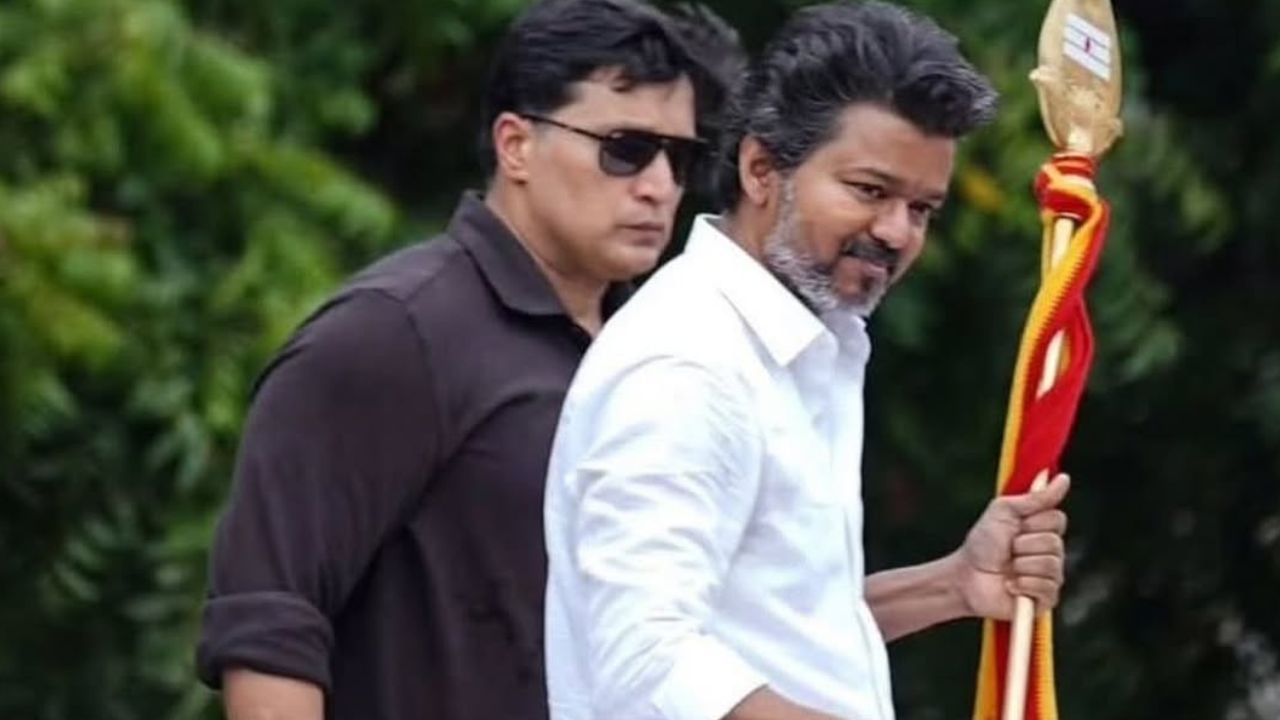 എന്നാൽ ഈ ദൈവത്തിന്റെ അംഗരക്ഷകൻ ഒരു മലയാളിയാണെന്ന സത്യം പലർക്കും അറിയില്ല. എന്നാൽ ഈ അടുത്തകാലത്തായുള്ള വിജയിയുടെ സംസ്ഥാന പര്യടനങ്ങളിലും ഷൂട്ടിംഗ് ലൊക്കേഷനുകളിലും താരത്തിന് ചുറ്റും കവചമായി നിൽക്കുന്ന ഈ വ്യക്തി ആളുകളെ സംബന്ധിച്ച് പരിചിത മുഖമായി കഴിഞ്ഞു.(Photo Credit: Instagram/Nayeem Moosa)