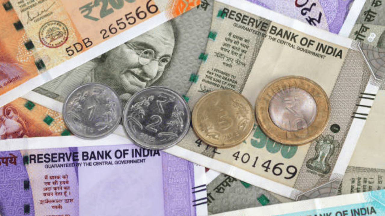 ശേഷം എത്ര രൂപയാണ് അയക്കേണ്ടത് എന്നതും വ്യക്തമാക്കിയ ശേഷം Send പ്രസ് ചെയ്ത് പണം അയക്കാവുന്നതാണ്. ഇടപാട് സംബന്ധിച്ചുള്ള റിമാര്‍ക്ക് ആവശ്യമെങ്കില്‍ രേഖപ്പെടുത്താവുന്നതാണ്. യുപിഐ പിന്‍ നല്‍കി ട്രാന്‍സാക്ഷന്‍ അവസാനിപ്പിക്കാം. (Image Credit: Getty Images)