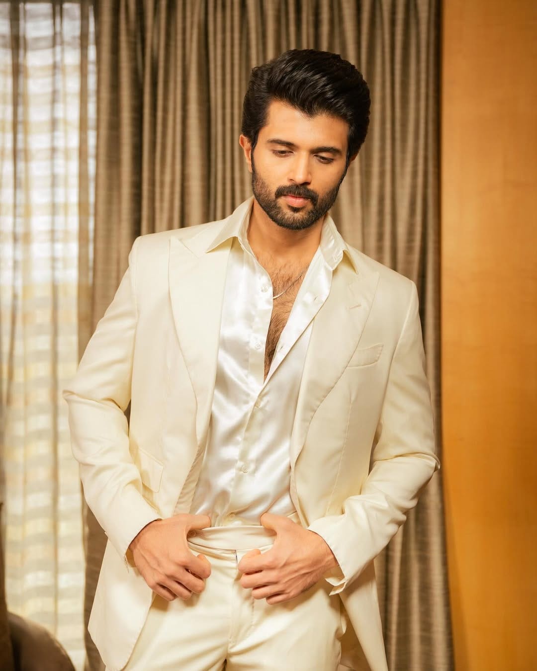  നടന്റെ വാഹനത്തില്‍ പിന്നില്‍നിന്നെത്തിയ മറ്റൊരു കാര്‍ ഇടിക്കുകയായിരുന്നു. ഇടിയുടെ ആ​ഘാതത്തിൽ വിജയിയുടെ കാറിന് ചെറിയ കേടുപാടുകൾ സംഭവിച്ചിരുന്നു. എന്നാൽ ആർക്കും പരിക്കേറ്റിരുന്നില്ല. അപകടത്തിന് ശേഷം, വിജയ് തന്റെ സുഹൃത്തിന്റെ കാറിൽ ഹൈദരാബാദിലേക്ക് പോയി.