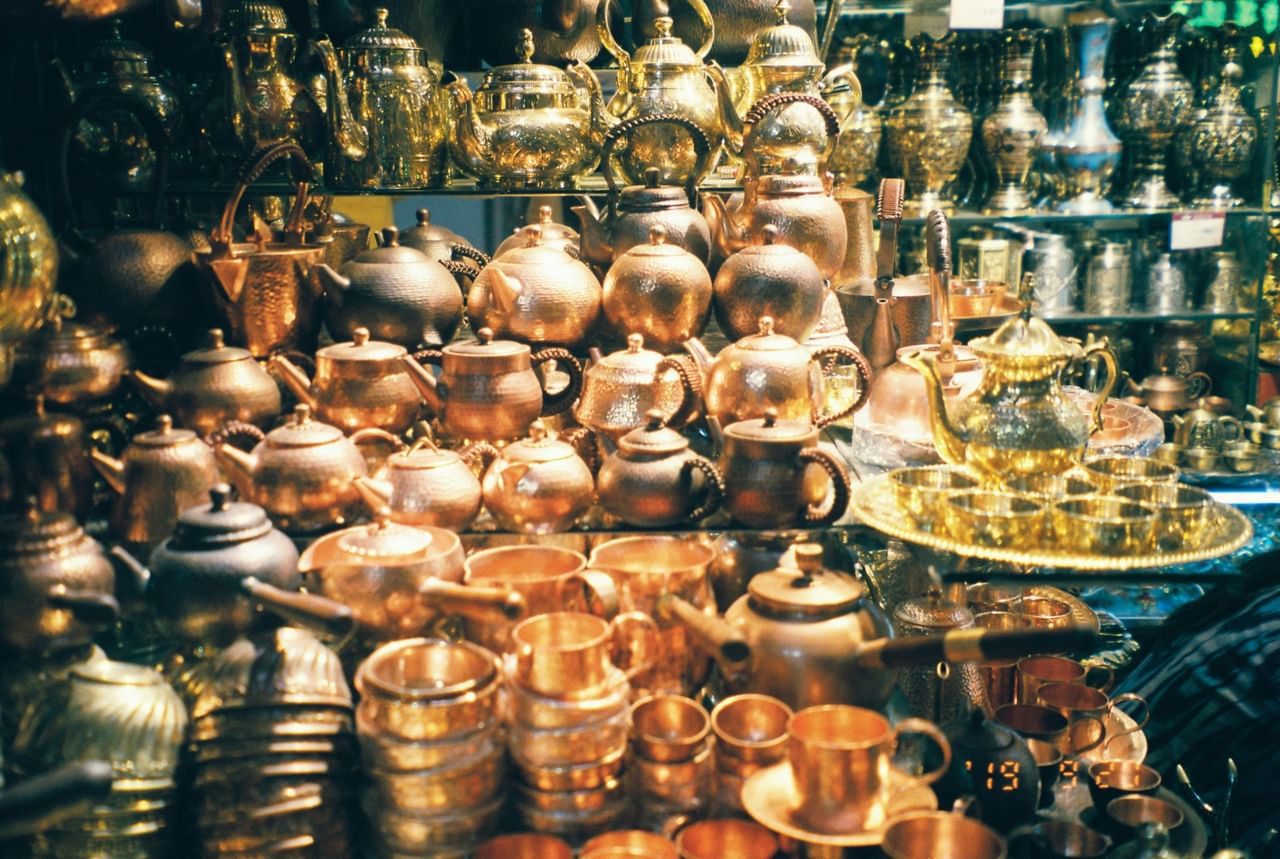 കാരണമില്ലാതെയുള്ള ഓക്കാനം, ഛർദ്ദി, വയറുവേദന, വയറിളക്കം തുടങ്ങിയ ദഹനനാളത്തിന്റെ ലക്ഷണങ്ങൾ ചെമ്പ് അമിതമായി ശരീരത്തിലുള്ളതിൻ്റെ ലക്ഷണങ്ങളാകാം. ചില വ്യക്തികൾക്ക് തലവേദന, തലകറക്കം, എന്നിവ ഉൾപ്പെടെയുള്ള നാഡീസംബന്ധമായ പ്രശ്‌നങ്ങളും അനുഭവപ്പെട്ടേക്കാം. ചില സന്ദർഭങ്ങളിൽ ചെമ്പ് അടിഞ്ഞുകൂടുന്നത് ഗുരുതരമായ അവയവങ്ങളുടെ നാശത്തിന് കാരണമാകും.  പ്രത്യേകിച്ച് കരളിനെയും വൃക്കകളെയും. (Image Credits: Unsplash/Getty Images)