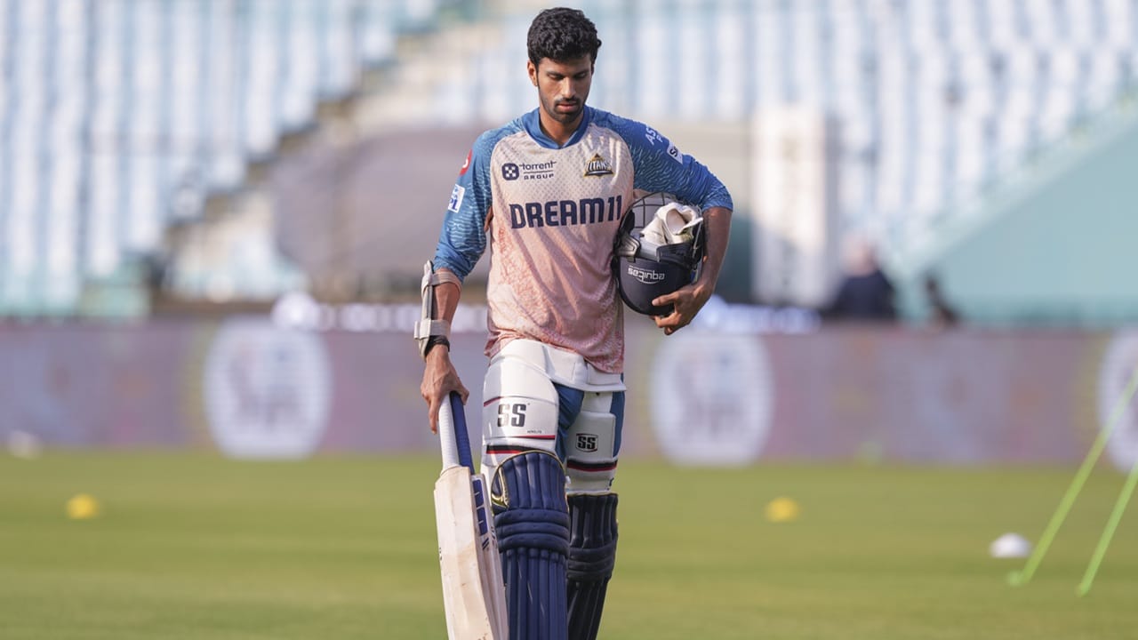 ചെന്നൈ സൂപ്പര്‍ കിങ്‌സ് രവിചന്ദ്രന്‍ അശ്വിന് പകരക്കാരനെ കണ്ടെത്തിയതായി അഭ്യൂഹം. ഐപിഎല്‍ 2026 സീസണില്‍ ഗുജറാത്ത് ടൈറ്റന്‍സ് താരമായ വാഷിങ്ടണ്‍ സുന്ദറിനെ ചെന്നൈ ടീമിലെത്തിക്കുമെന്നാണ് അഭ്യൂഹം. എന്നാല്‍ ഇതുസംബന്ധിച്ച് സ്ഥിരീകരണമില്ല (Image Credits: PTI)