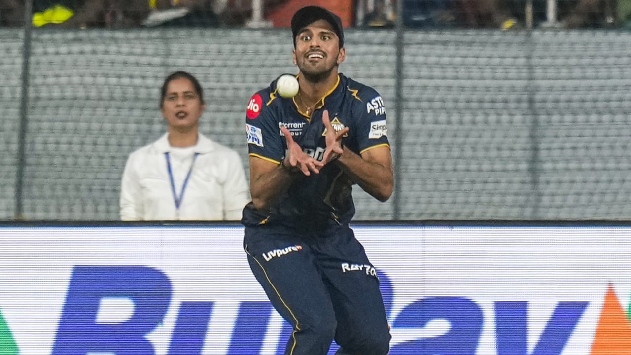 2017ല് റൈസിങ് പൂനെ സൂപ്പര്ജയന്റിലൂടെയാണ് വാഷിങ്ടണ് ഐപിഎല്ലിലെത്തുന്നത്. 2018-21 കാലയളവില് ആര്സിബിയ്ക്കായി കളിച്ചു. 2022-24 വരെ സണ്റൈസേഴ്സ് ഹൈദരാബാദ് താരമായിരുന്നു ഈ തമിഴ്നാട് സ്വദേശി (Image Credits: PTI)