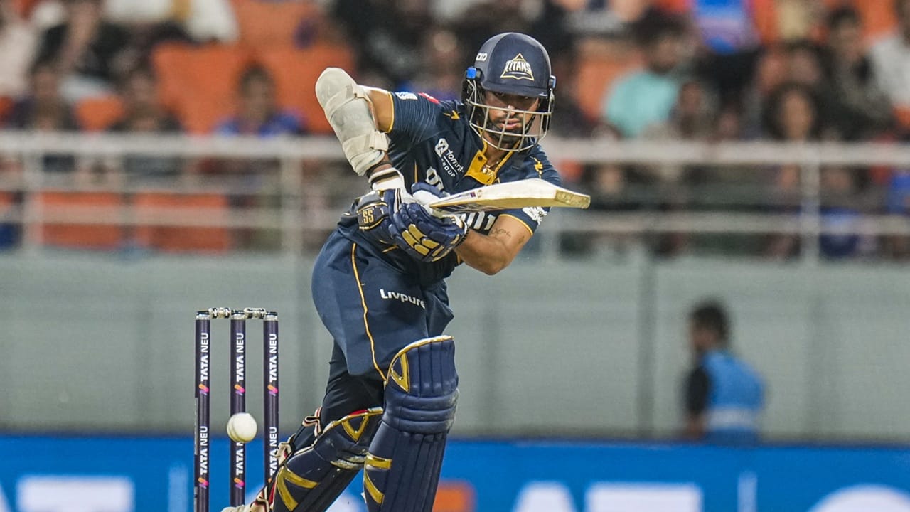 ട്രേഡിങ് നടന്നില്ലെങ്കില് താരലേലത്തിന് മുമ്പ് ഗുജറാത്ത് വാഷിങ്ടണിനെ റിലീസ് ചെയ്യാന് സാധ്യതയുണ്ട്. ഗുജറാത്ത് ടൈറ്റന്സില് വാഷിങ്ടണിന് മതിയായ അവസരം ലഭിച്ചിരുന്നില്ല. കിട്ടിയ അവസരങ്ങളില് മികച്ച പ്രകടനം പുറത്തെടുക്കാനുമായില്ല (Image Credits: PTI)