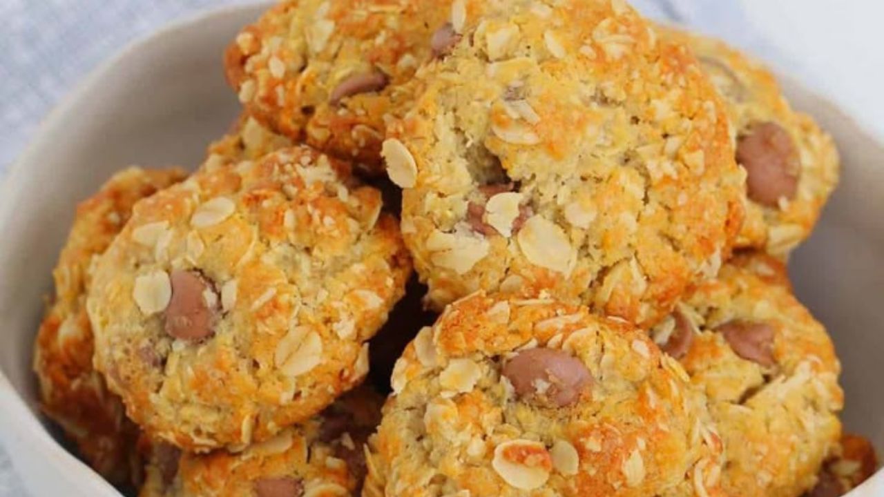 ഫിറ്റ്നസ് കാര്യമായി നോക്കുന്നവർക്ക് യാത്രകളിൽ പലപ്പോഴും സ്നാക്സുകൾ ഒഴിവാക്കേണ്ടതായി വരാറുണ്ട്. എന്നാൽ ഒന്നും ഒഴിവാക്കാതെ തന്നെ യാത്രപോകാം.. ഈ സ്നാക്സുകൾ കയ്യിലെടുത്തോളൂ... പ്രോട്ടീൻ ധാരാളമായി അടങ്ങിയതും, കനം കുറഞ്ഞതും, മൊരിഞ്ഞതുമായ മഖാന (താമര വിത്ത്) യാത്രയിൽ കഴിക്കാൻ പറ്റിയ ഒന്നാംതരം ലഘുഭക്ഷണമാണ്.  എണ്ണയിൽ വറുത്ത ചിപ്‌സുകൾക്ക് പകരം വയ്ക്കാവുന്ന ഏറ്റവും നല്ല ബദലാണ്. 