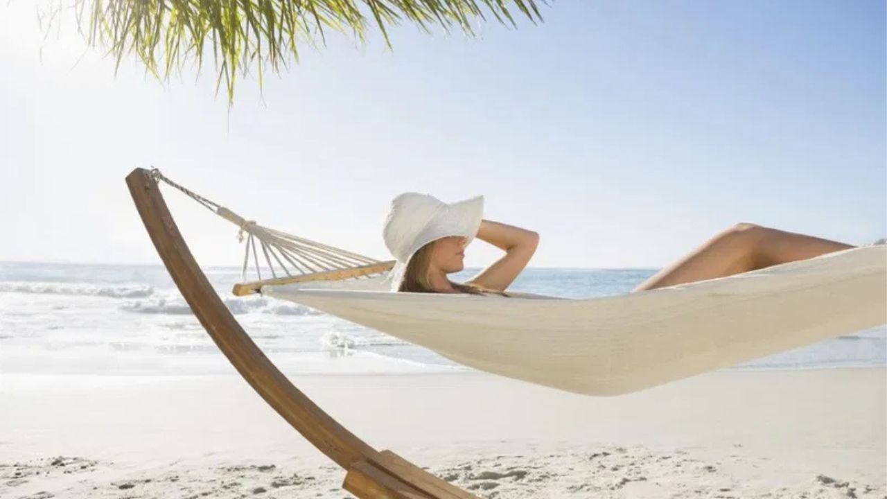 വിറ്റാമിൻ ഡി കുറഞ്ഞാൽ സ്ഥിരമായ ക്ഷീണം, എല്ലുകളിലും പേശികളിലുമുള്ള വേദന, പെട്ടെന്നുള്ള മാനസികാവസ്ഥ മാറ്റങ്ങൾ, പ്രതിരോധശേഷി കുറവ് എന്നിവ അനുഭവപ്പെട്ടേക്കാം.