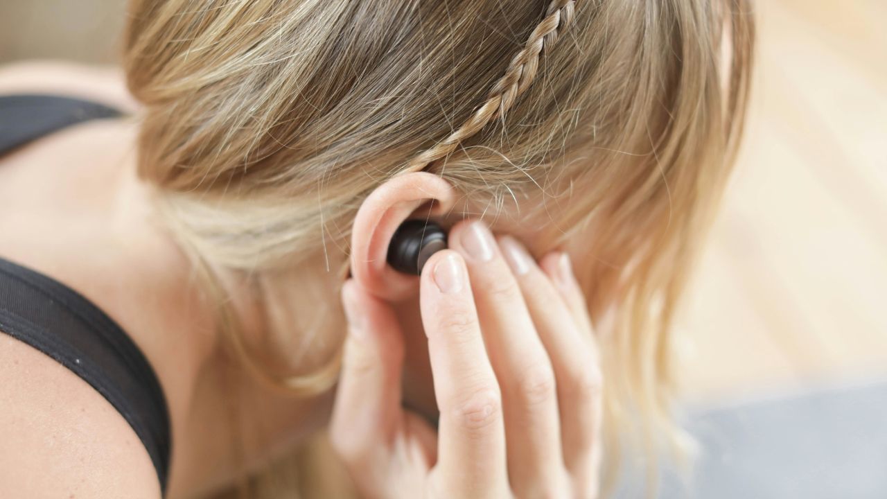 നമ്മുടെ ശരീരത്തിൻ്റെ മറ്റ് ഭാഗങ്ങളെക്കാൾ വേഗത്തിൽ ചെവിയ്ക്കാണ് പ്രായമാവുന്നത്. കോക്ലിയയിലെ (അന്തർകർണ്ണം) ചെറിയ രോമകോശങ്ങൾ കാലക്രമേണ നശിക്കുന്നത് കേൾവി നഷ്ടപ്പെടാൻ കാരണമാകും.