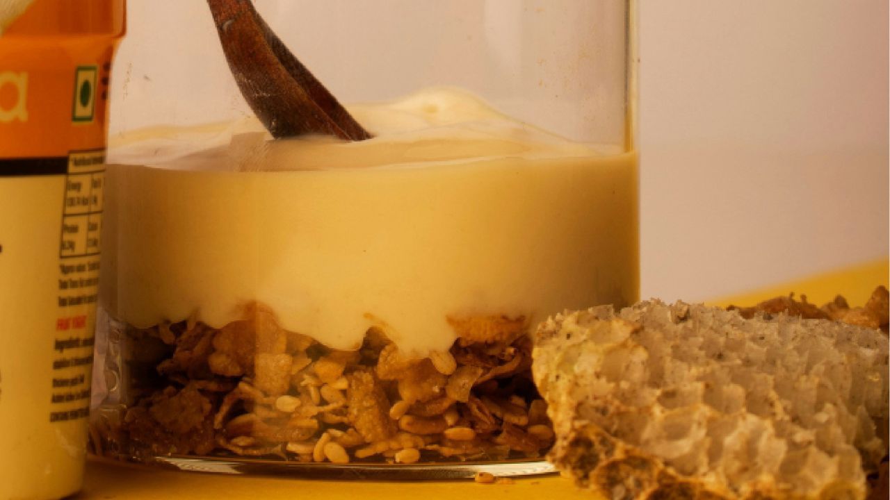 രുചിയേറിയ ലഘുഭക്ഷണത്തിനപ്പുറം, യോഗർട്ട് കുടലിന്റെ ആരോഗ്യം, ഭാരം നിയന്ത്രണം, എല്ലുകളുടെ ബലം എന്നിവയ്ക്ക് അത്യുത്തമമാണ്. പ്രോബയോട്ടിക്കുകൾ, കാൽസ്യം, പ്രോട്ടീൻ എന്നിവയുടെ കലവറയായ യോഗർട്ട് കഴിക്കേണ്ട സമയം ശ്രദ്ധിക്കുന്നത് ഗുണഫലങ്ങൾ കൂട്ടും.