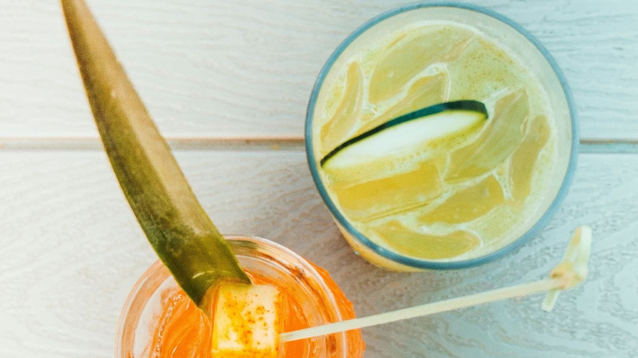 ടെപാച്ചെ തരംഗമാണ് ഇപ്പോൾ കേരളം മുഴുവൻ. ക്രിസ്മസ് കാലമായതോടെ പറയുകയും വേണ്ട. പൈനാപ്പിളിന്റെ തൊലിയും പൾപ്പും ഉപയോഗിച്ച് ഉണ്ടാക്കുന്ന ഒരു പരമ്പരാഗത മെക്സിക്കൻ പാനീയമാണ് ഇത്. പ്രകൃതിദത്തമായ പ്രോബയോട്ടിക് ഗുണങ്ങൾ ഉള്ളതും ഉന്മേഷം നൽകുന്നതുമാണ് പൈനാപ്പിൾ ടെപാച്ചെ.