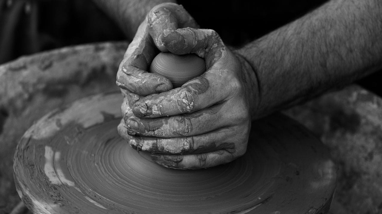 ഇപ്പോൾ സോഷ്യൽ മീഡിയയിൽ താരം പോട്ടറി ആണ്. എല്ലാവരും വിശ്രമവേളകൾ ആനന്ദകരമാക്കാൻ പോട്ടറി ക്ലാസുകൾക്ക് പോയിത്തുടങ്ങി. കാരണം മറ്റൊന്നുമല്ല വളർന്നു വരുന്ന സ്ടെസ്സിനെ കൈപ്പിടിയിലൊതുക്കുക തന്നെ. കളിമൺപാത്രം നിർമ്മിക്കുന്നതും മനസ്സമാധാനവും തമ്മിലെന്തു ബന്ധം എന്നു നോക്കിയാലോ? 