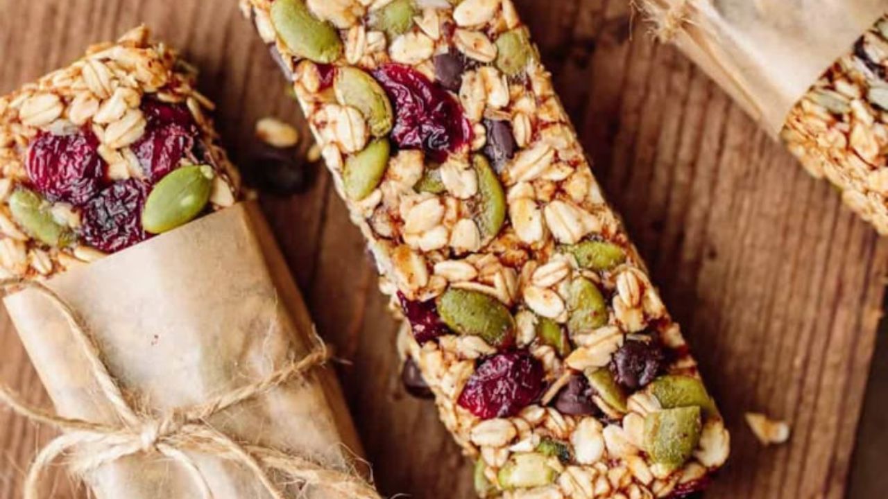 ഓട്ട്സ് ചിപ്‌സുകൾ - നന്നായി മൊരിഞ്ഞ ഭക്ഷണം ഇഷ്ടപ്പെടുന്നവർക്ക് വറുത്ത ഉരുളക്കിഴങ്ങ് ചിപ്‌സുകൾക്ക് പകരം ഓട്ട് ചിപ്‌സുകൾ തിരഞ്ഞെടുക്കാം. ഇവ ബേക്ക് ചെയ്തവയായതിനാൽ ആരോഗ്യകരമാണ്. കൂടാതെ ധാരാളം ഫൈബർ അടങ്ങിയിട്ടുള്ളതിനാൽ ദീർഘദൂര യാത്രകളിൽ ആവശ്യമായ ഊർജ്ജം ലഭിക്കുന്നു.