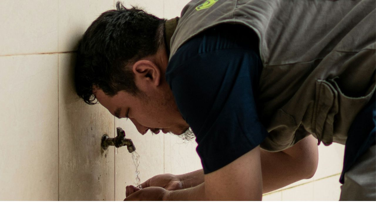 തണുത്ത വെള്ളത്തിന്റെ ഷോക്ക് രക്തചംക്രമണം വർദ്ധിപ്പിക്കുകയും ഞരമ്പുകളെ ഉത്തേജിപ്പിക്കുകയും ചെയ്യുന്നു. ഇത് ഉറക്കച്ചടവ് മാറ്റാനും പെട്ടെന്ന് ഉണർവ് നേടാനും സഹായിക്കുന്നു.