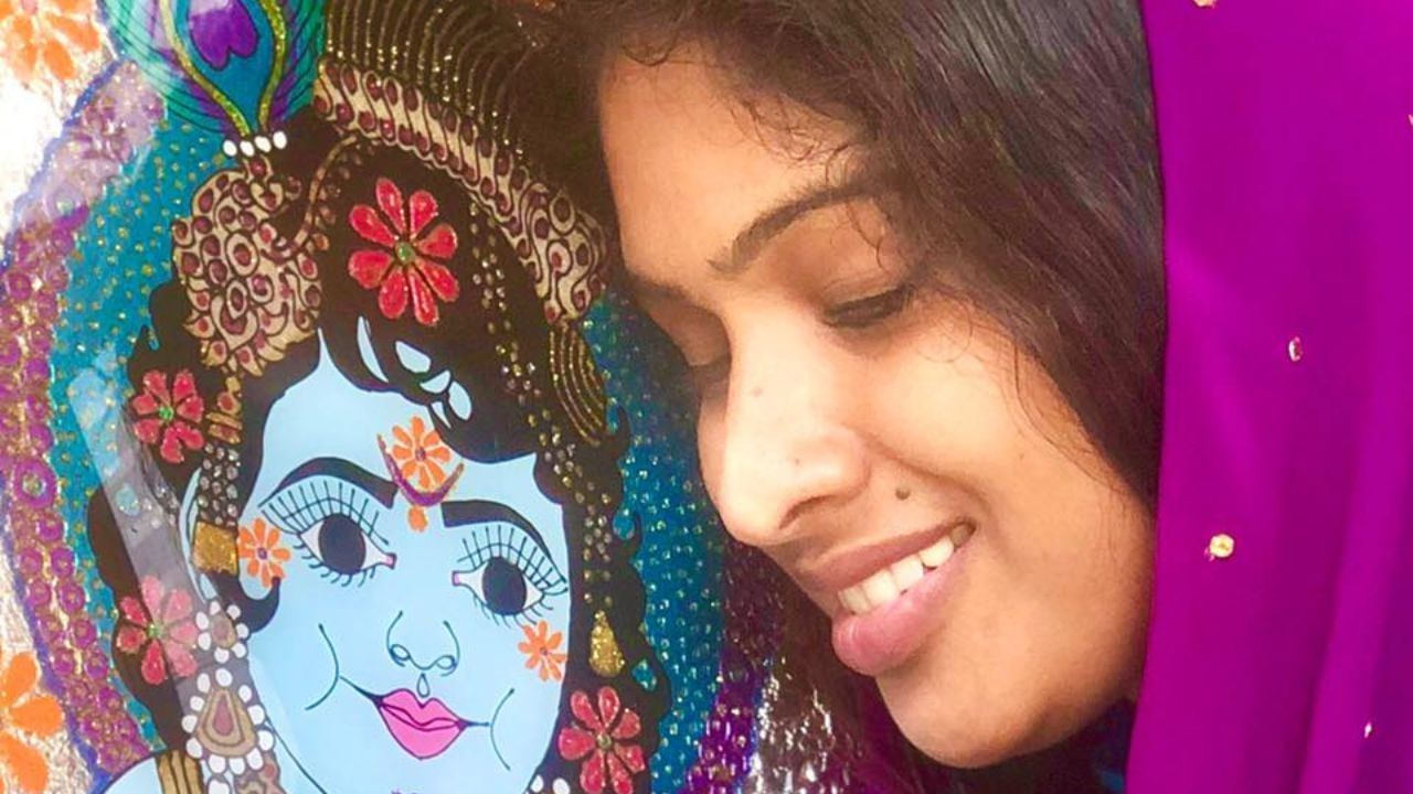 കോഴിക്കോട് സ്വദേശിയായ ഇവർ പ്രധാനമായും ശ്രീകൃഷ്ണന്റെ ചിത്രങ്ങൾ വരയ്ക്കുന്നതിലൂടെയാണ് ശ്രദ്ധേയയായത്. ഒരു മുസ്ലീം വനിതയായിരിക്കെ ശ്രീകൃഷ്ണനോടുള്ള ഭക്തിയുടെ പേരിൽ ഇവർ പ്രശസ്തയാണ്.