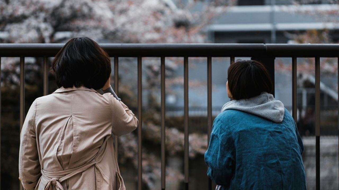 ഇന്നത്തെ തിരക്കിട്ട ജീവിതത്തിൽ സ്ത്രീകൾ തൊഴിൽ രംഗത്തും വീടുകളിലും ഒരേസമയം പല കാര്യങ്ങൾ കൈകാര്യം ചെയ്യേണ്ടിവരുന്നു. ഈ സമ്മർദ്ദങ്ങൾക്കിടയിൽ, സ്വയം സ്നേഹിക്കാനും ശ്രദ്ധിക്കാനും സ്ത്രീകൾ സമയം കണ്ടെത്തേണ്ടത് അത്യാവശ്യമാണ്. സെൽഫ് കെയർ ഇല്ലെങ്കിൽ ഉണ്ടാകുന്ന പ്രശ്നങ്ങളും, അത് ഒഴിവാക്കേണ്ടതിന്റെ കാരണങ്ങളും ഇതാ....