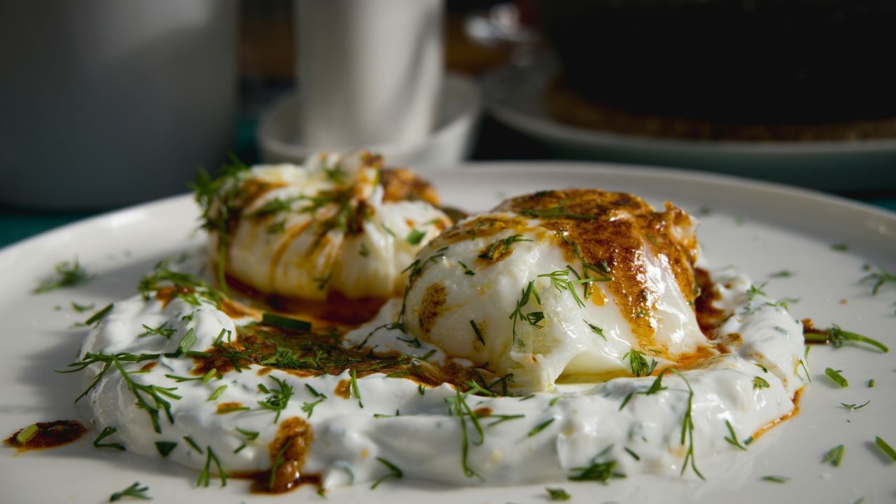 ഭക്ഷണത്തിന് 30 മിനിറ്റ് മുമ്പോ അല്ലെങ്കിൽ ഭക്ഷണത്തോടൊപ്പമോ യോഗർട്ട് കഴിക്കുക. ഈ സമയങ്ങളിൽ വയറ്റിലെ ആസിഡ് കുറവായതിനാൽ പ്രോബയോട്ടിക്കുകൾക്ക് കൂടുതൽ എളുപ്പത്തിൽ കുടലിൽ എത്താൻ സാധിക്കും.