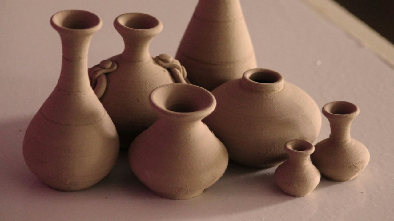 കളിമണ്ണിൽ പാത്രം നിർമ്മിക്കുമ്പോൾ പൂർണ്ണ ശ്രദ്ധ അതിൽ കേന്ദ്രീകരിക്കുന്നതിലൂടെ, ജോലിസ്ഥലത്തെയും വ്യക്തിപരമായതുമായ സമ്മർദ്ദങ്ങളിൽ നിന്നും ആശങ്കകളിൽ നിന്നും മനസ്സിന് താൽക്കാലികമായി മോചനം ലഭിക്കുന്നു. ഇത് ഒരുതരം ധ്യാനം പോലെ പ്രവർത്തിക്കുന്നു.